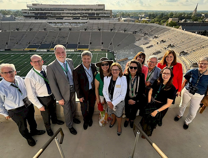 grupo de asistentes de la Conferencia en el estadio de la Universidad de Notre Dame