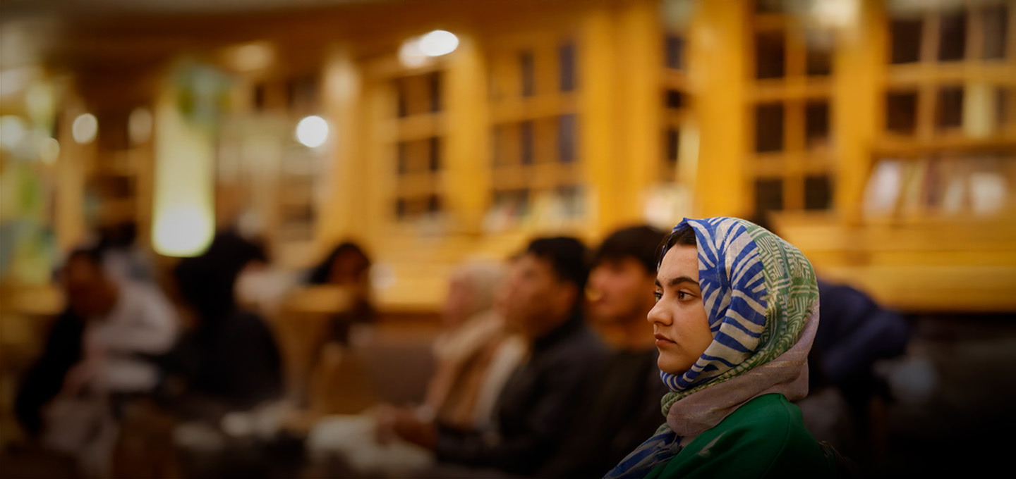 Estudiante internacional llevando un pañuelo que cubre su cabeza.