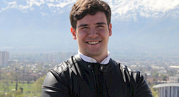 Nicolás Castro con la cordillera de fondo