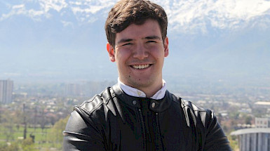 Nicolás Castro con la cordillera de fondo