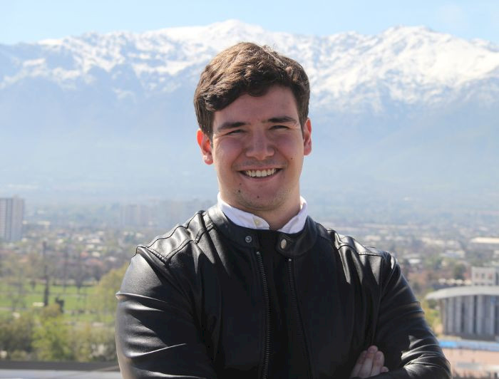 Nicolás Castro con la cordillera de fondo