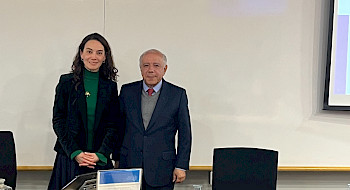 La profesora Carmen Domínguez Soto junto al profesor colombiano José Roberto Herrera, de la OIT
