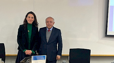 La profesora Carmen Domínguez Soto junto al profesor colombiano José Roberto Herrera, de la OIT