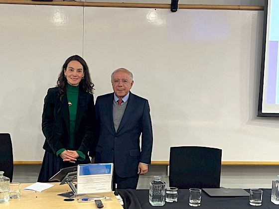 La profesora Carmen Domínguez Soto junto al profesor colombiano José Roberto Herrera, de la OIT
