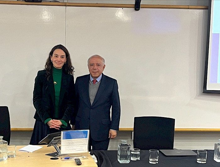 La profesora Carmen Domínguez Soto junto al profesor colombiano José Roberto Herrera, de la OIT