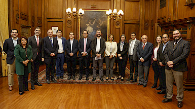 El Grupo Bolivia-Chile con Mirada de Futuro junto al rector Juan Carlos de la Llera