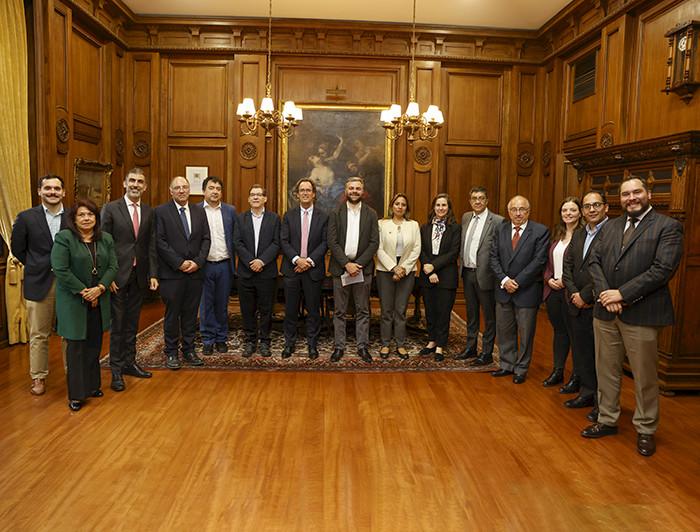 El Grupo Bolivia-Chile con Mirada de Futuro junto al rector Juan Carlos de la Llera