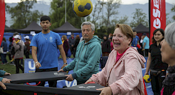 Personas mayores juegan con una pelota al aire libre