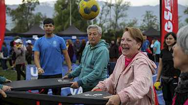 Personas mayores juegan con una pelota al aire libre