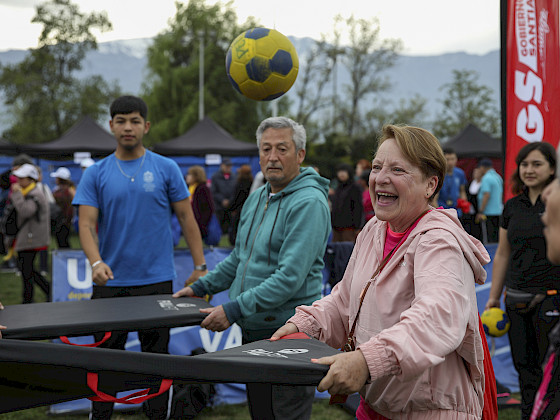Personas mayores juegan con una pelota al aire libre