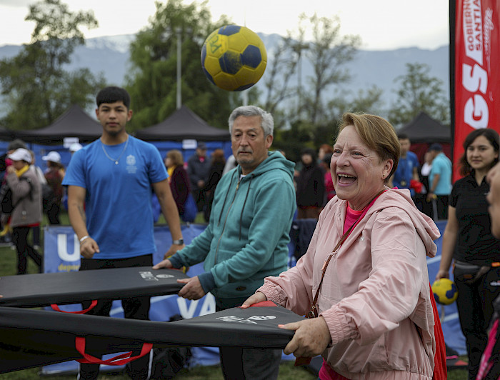 Personas mayores juegan con una pelota al aire libre