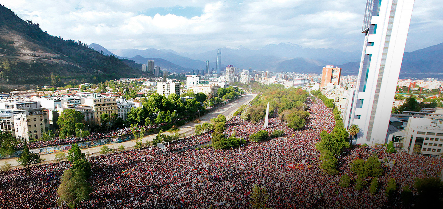 Imagen aérea de multitud en el estallido social.