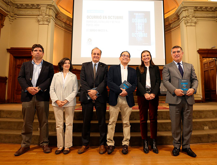 El autor, Sergio Micco, junto a espositores y directivos de la Universidad Católica.