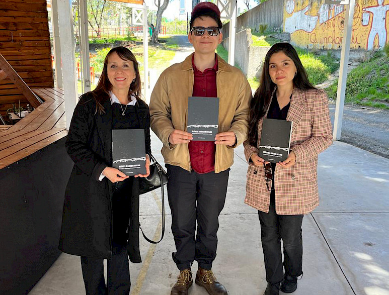  Macarena Cortés, Martín Pastenes y Pía Acevedo muestran el libro 