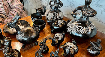 figuras de greda negra con dibujos blancos