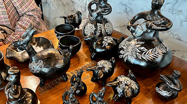 figuras de greda negra con dibujos blancos