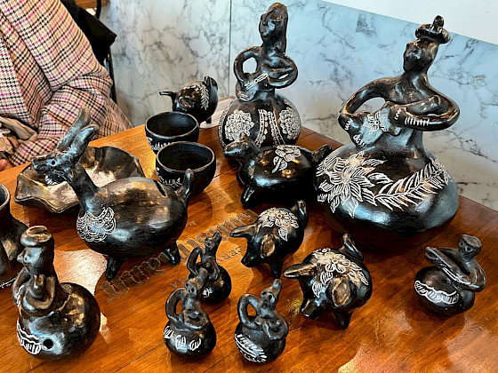 figuras de greda negra con dibujos blancos