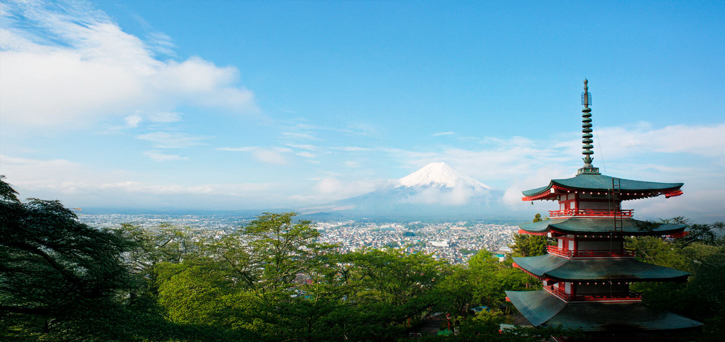 Templo y vegetación en primer plano, ciudad de Kioto y monte Fuji