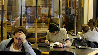 Alumnos en sal de estudios.- Créditos Dirección de Publicaciones y Medios