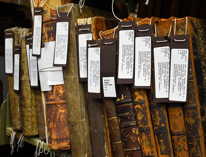 Libros antiguos con etiquetas de acuerdo a su estado de conservación