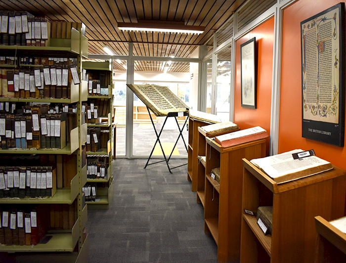 Sala de Libros Antiguos ubicada en la Biblioteca San Joaquín UC.