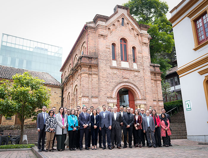 Autoridades y equipos participantes de la cumbre de La Tríada en Bogotá.