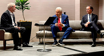 Rector Juan Carlos de la Llera, junto a Mario Kreutzberger en un conversatorio en Miami organizado por Friends UC.