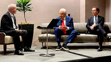 Rector Juan Carlos de la Llera, junto a Mario Kreutzberger en un conversatorio en Miami organizado por Friends UC.