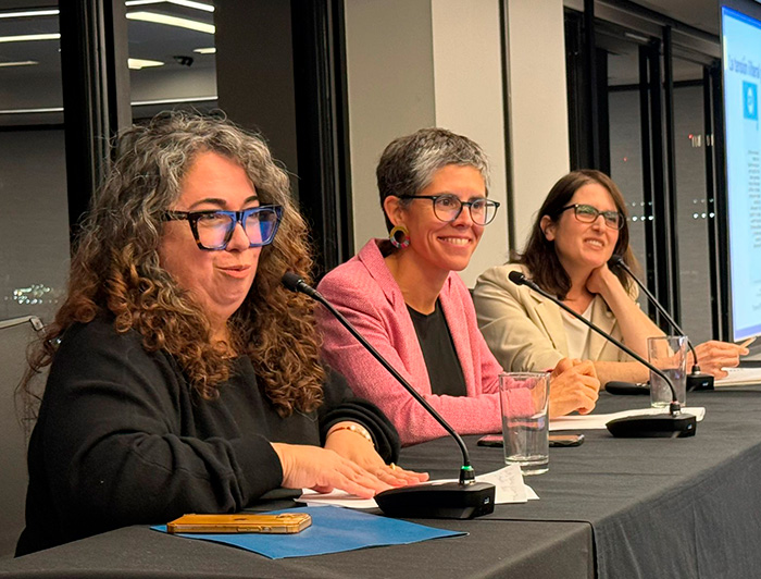 Las académicas Julieta Suárez-Cao, Pilar Larroulet y Loreto Cox (de izquierda a derecha), en el panel que organizó Friends UC en Nueva York.
