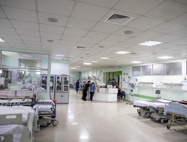 Camillas en sala de hospital