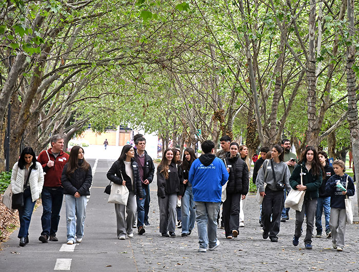 Personas recorriendo el campus San Joaquín como parte de la actividad Open Day.