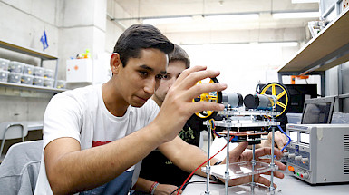 Estudiantes armando un prototipo en un laboratorio