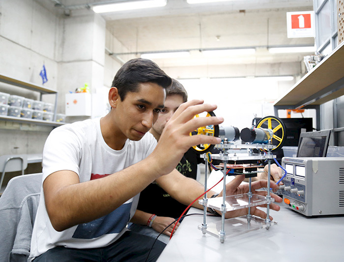 Estudiantes armando un prototipo en un laboratorio