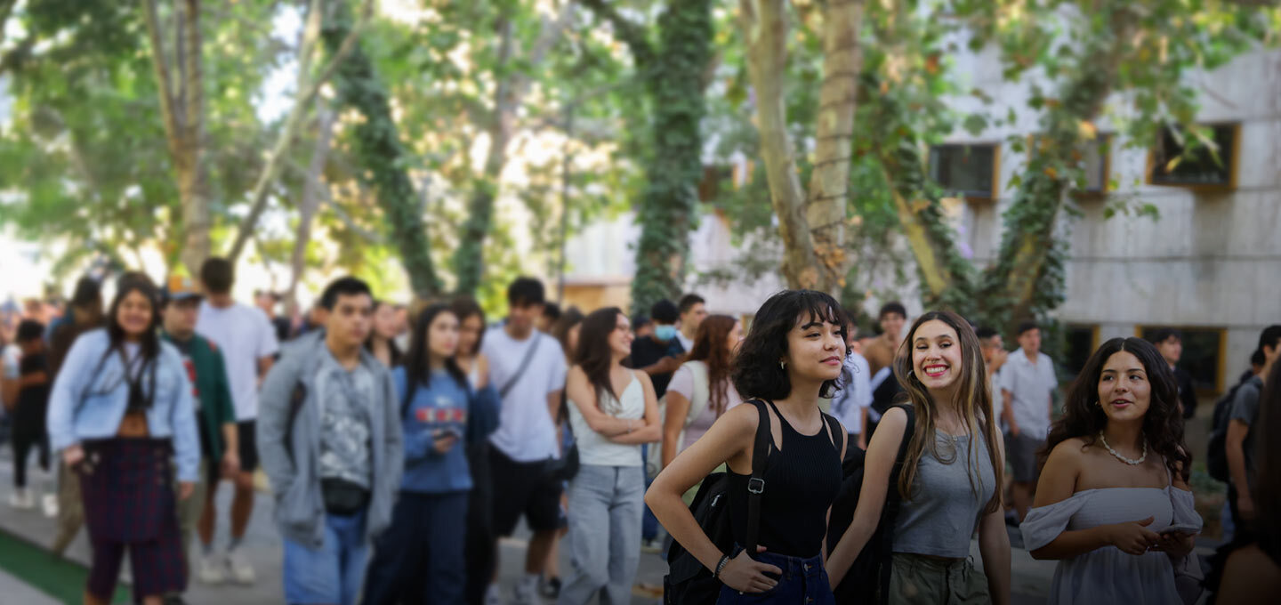 Estudiantes caminando por la entrada principal del Campus San Joaquín