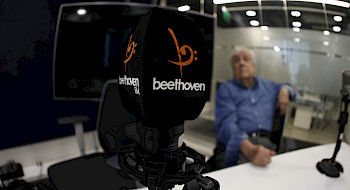 primer plano de micrófono en un estudio de radio Beethoven