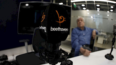 primer plano de micrófono en un estudio de radio Beethoven