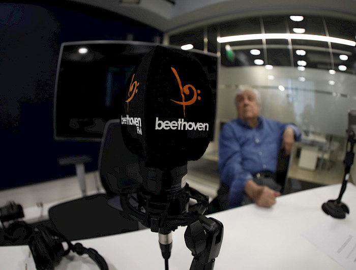 primer plano de micrófono en un estudio de radio Beethoven