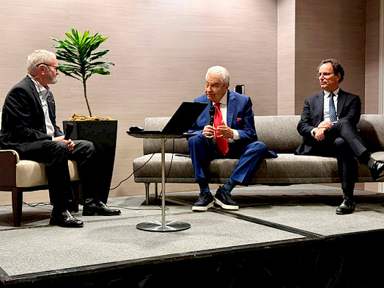 President Juan Carlos de la Llera, with Mario Kreutzberger at a discussion panel organized by Friends UC