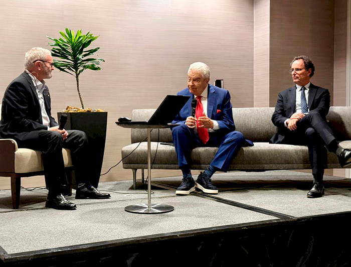 President Juan Carlos de la Llera, with Mario Kreutzberger at a discussion panel organized by Friends UC