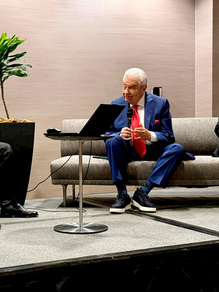 President Juan Carlos de la Llera, with Mario Kreutzberger at a discussion panel organized by Friends UC