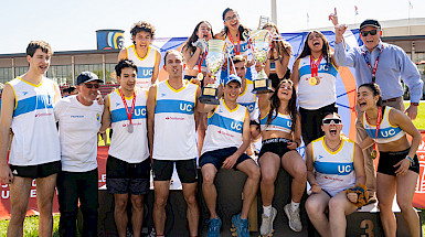 Selecciones de Atletismo UC de hombres y mujeres mostrando sus medallas y copas.