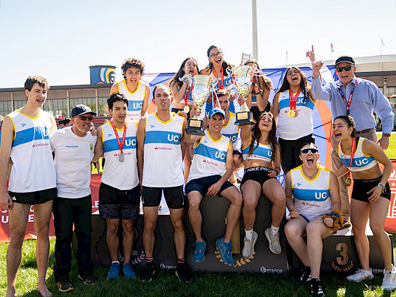 Selecciones de Atletismo UC de hombres y mujeres mostrando sus medallas y copas.