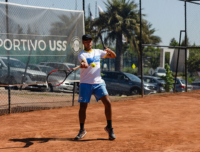 Seleccionado de Tenis de Hombres de la UC jugando un partido.