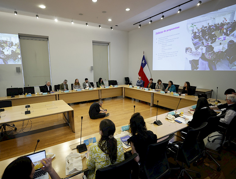 Encuentro de académicos, parte del equipo de Tenemos que Hablar de Chile, y los coordinadores programáticos de las candidaturas presidenciales.