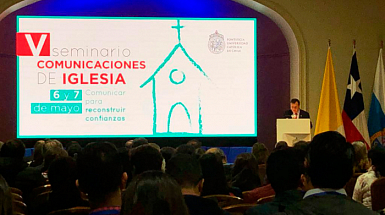 El Rector de la UC, Ignacio Sánchez, en el podio del V Seminario Comunicaciones de Iglesia.