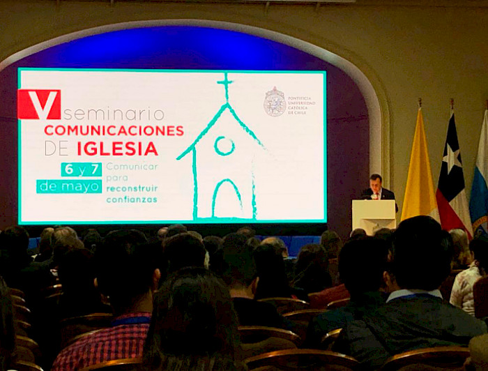 El Rector de la UC, Ignacio Sánchez, en el podio del V Seminario Comunicaciones de Iglesia.
