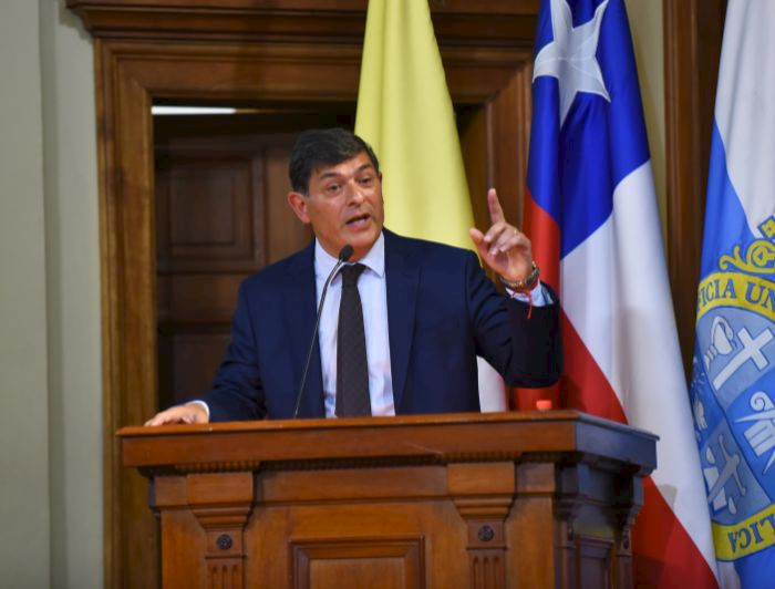 imagen correspondiente a la noticia: "Implementar barcos-cárceles y cerrar las fronteras: Las propuestas de Franco Parisi en Clapes UC"