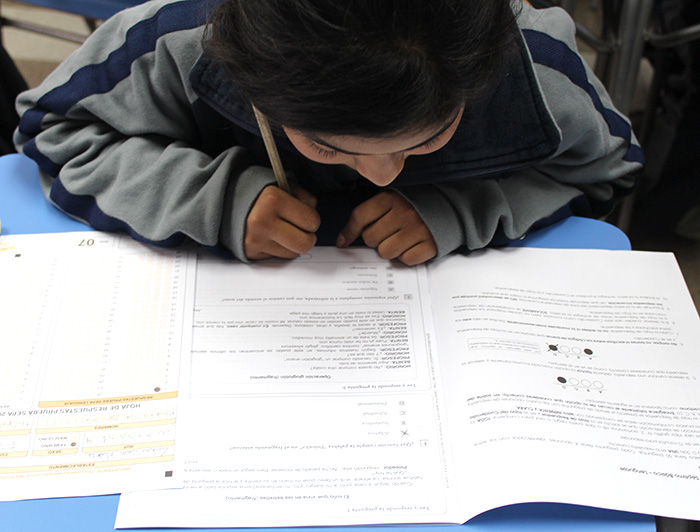 Escolar realizando una evaluación.