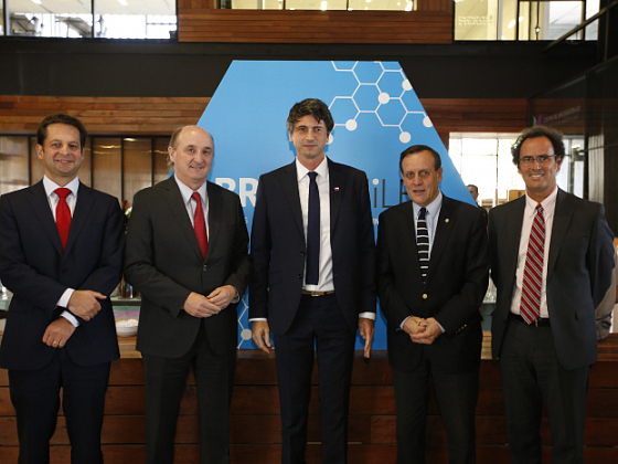 El Ministro de Ciencia, Tecnología, Conocimiento e Innovación, Andrés Couve, junto al Rector de la UC, Ignacio Sánchez y representantes del Centro de Innovación UC Anacleto Angelini, la Escuela de Ingeniería y la Dirección de Transferencia y Desarrollo de la UC y el Banco Santander.