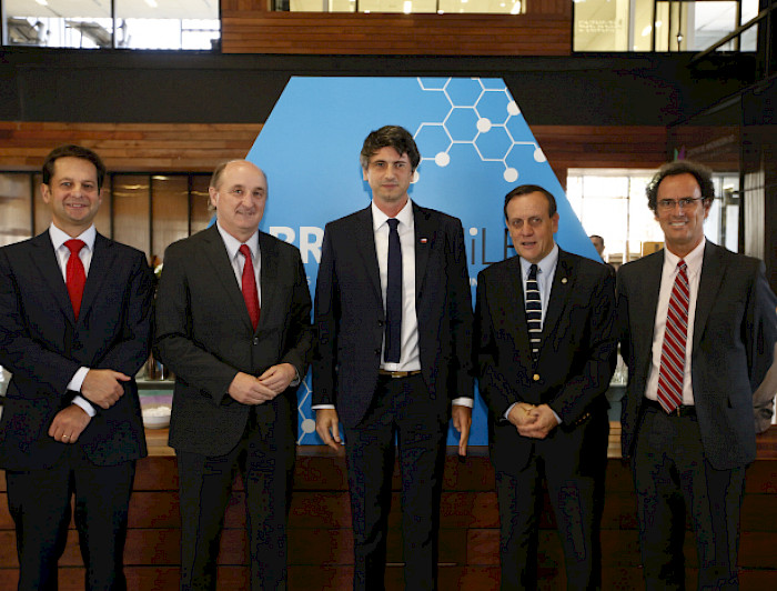 El Ministro de Ciencia, Tecnología, Conocimiento e Innovación, Andrés Couve, junto al Rector de la UC, Ignacio Sánchez y representantes del Centro de Innovación UC Anacleto Angelini, la Escuela de Ingeniería y la Dirección de Transferencia y Desarrollo de la UC y el Banco Santander.